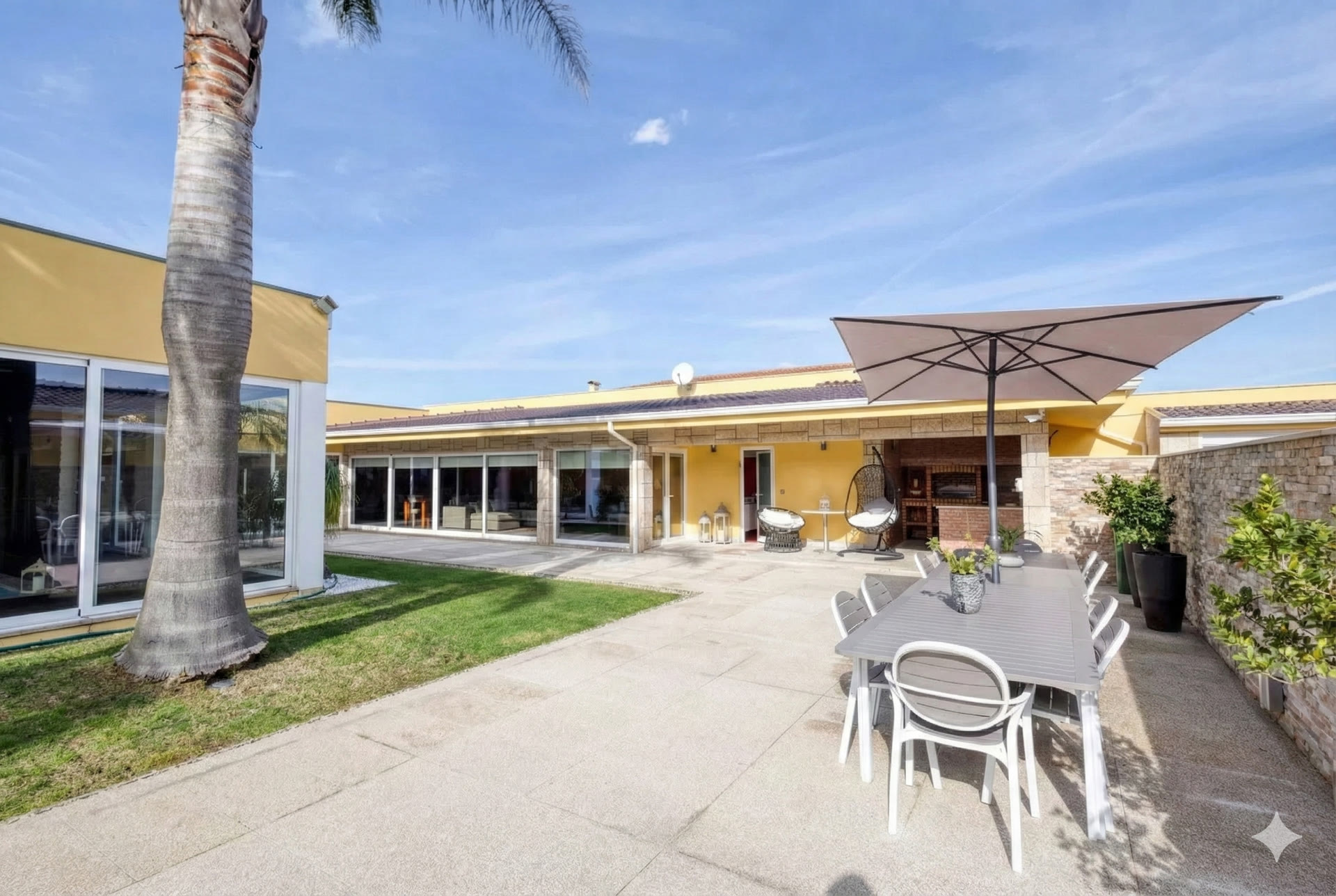 Pátio exterior com zona de refeições